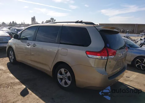 2012 Toyota Sienna Le V6 8 Passenger z USA, uszkodzony, nr VIN 5TDKK3DC7CS267632